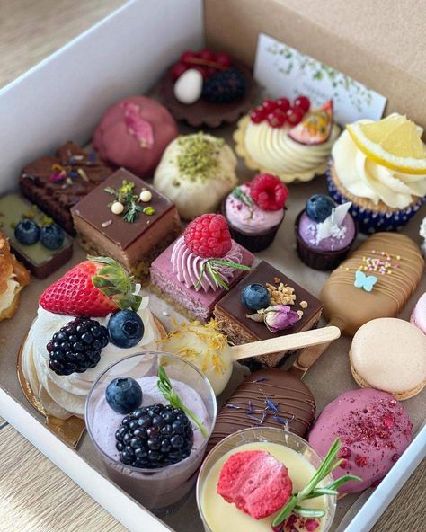 Desert Box Gift, Food Box Ideas, Desert Box, Dessert Shots, Miniature Inspiration, Picnic Box, Custom Desserts, Food Artwork, Mothers Day Cake