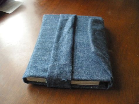 No Sew Book Protector by Iridium7 Book Protector, Sew Projects, Simple Crafts, Pillow Tutorial, Costura Diy, Sewing Pillows, Bag Ideas, World Crafts, No Sew