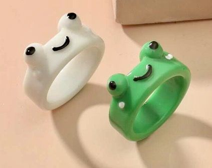 Clay Rings Frogs, Clay Ring Ideas Aesthetic, Cute Clay Rings Aesthetic, Cute Clay Rings Ideas, Clay Crafts Ring, How To Make Clay Rings, Pate Fimo Aesthetic, Clay Frog Ring, Fimo Ideas Jewelry