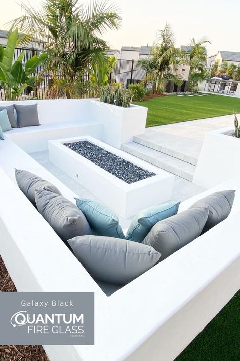 Gravel Backyard, Patio Grande, Fire Pit Landscaping, Galaxy Black, Modern Backyard Landscaping, Pools Backyard, Backyard Seating, Fire Pit Seating, Pea Gravel