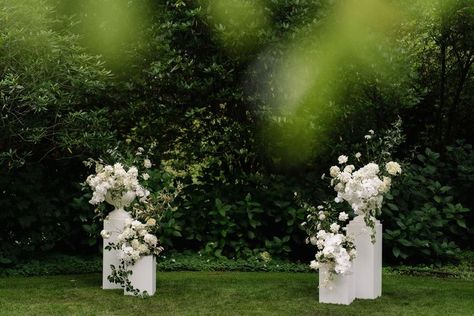 Farmers Market Wedding, Wedding Pillars, Modern Wedding Ceremony, Black And White Wedding Theme, Table Arrangements Wedding, Garden Ceremony, White Wedding Theme, Aisle Flowers, Garden Weddings Ceremony