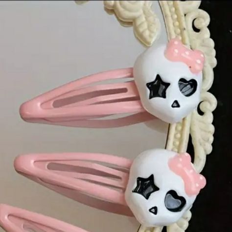 Super Cute Kaiwaii Pink And White Skull With Bow Pink Hair Clips Set Of 2 Halloween-Themed: Cute Skull Hair Clips Perfect For Halloween Parties And Events Sweet And Cool: Pink Ghost Skull Hairpins Add A Touch Of Sweetness And Punk To Your Outfit Versatile: Can Be Used As Hair Accessories For Girls Of All Ages And Hair Types Pastel Goth Hair Accessories, Skull Hair Accessories, Pink Goth Accessories, Pink And Black Accessories, Alt Hair Accessories, Bat Hair Clip, Ceramic Hair Clips, Cute Hairclips, Hair Clips Y2k