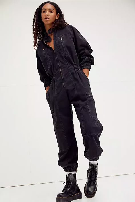 Coverall Outfit Women, Black Boiler Suit, Utility Jumpsuit Outfit, Coveralls Outfit, Coverall Outfit, Free People Jumpsuit, Jumpsuit Outfits, Flight Suit, Boiler Suit