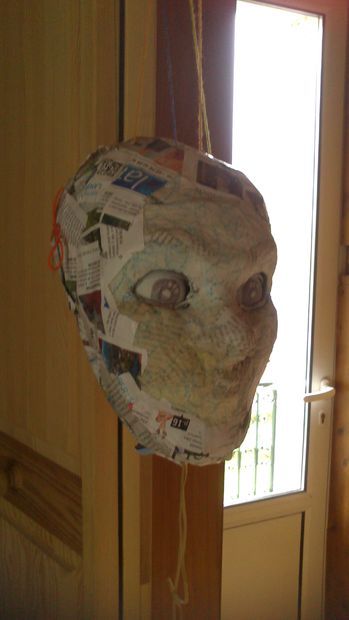 Picture of A string-operated puppet with eyes and eyelids moving / Une marionette à fil avec les yeux et les paupières qui bougent. Moving Eyes, Ping Pong Balls, Dragon Puppet, Toothpick, Eye Drawing, Ping Pong, A Face, Paper Mache, Puppets