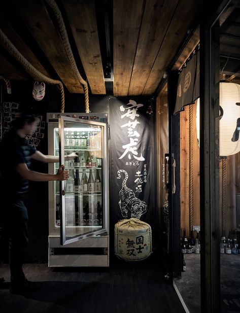 Sushi Cafe, Japanese Restaurant Interior, Street Food Design, Japanese Restaurant Design, Ramen Bar, Asian Street Food, Small Bar, Traditional Ink, Asian Decor