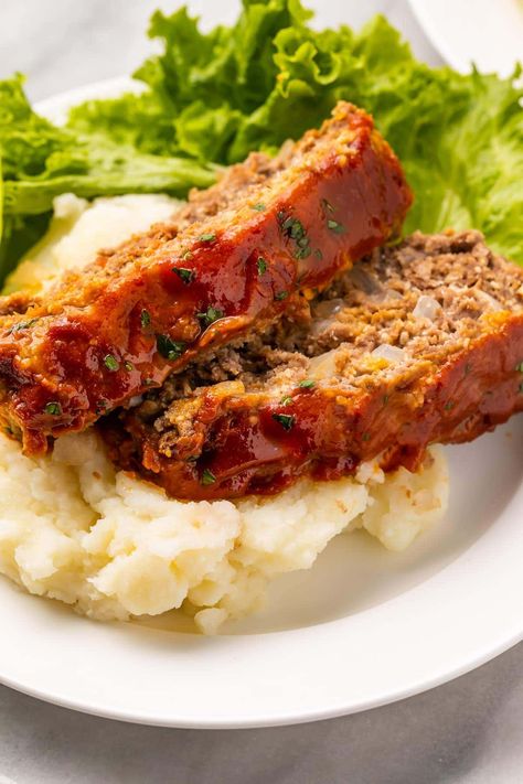 This keto meatloaf recipe is tender and super flavorful, and it's so easy to make! Made with a bit of shredded cheese and a deliciously sweet glaze, the whole family will love this low carb recipe. Meatloaf Air Fryer, Quaker Oats Meatloaf, Delicious Lunch Ideas, Barbecue Meatloaf, Moist Meatloaf, Sunday Cooking, Baked Meatloaf, Leftover Meatloaf, How To Make Meatloaf