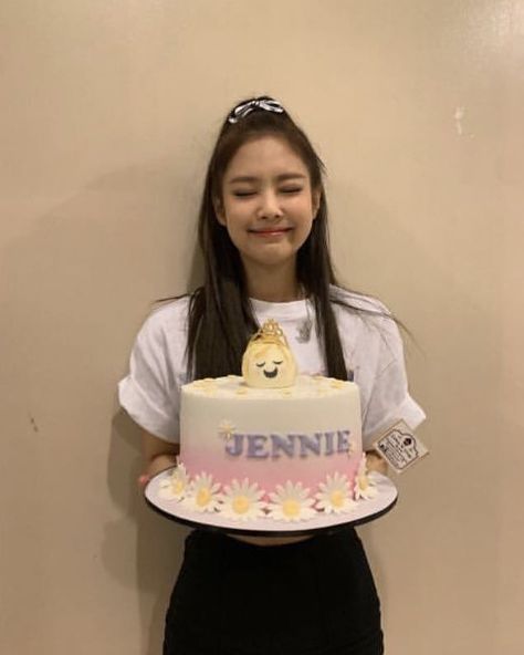 BLACKPINK JENNIE on Instagram: “When is your birthday?🎂 #JENNIE#BLACKPINK” Trajes Kylie Jenner, Blackpink Wallpaper, Jennie Kim Blackpink, Blackpink And Bts, Blackpink Photos, Birthday Photoshoot, Black Pink Kpop, Cute Cakes, Blackpink Fashion