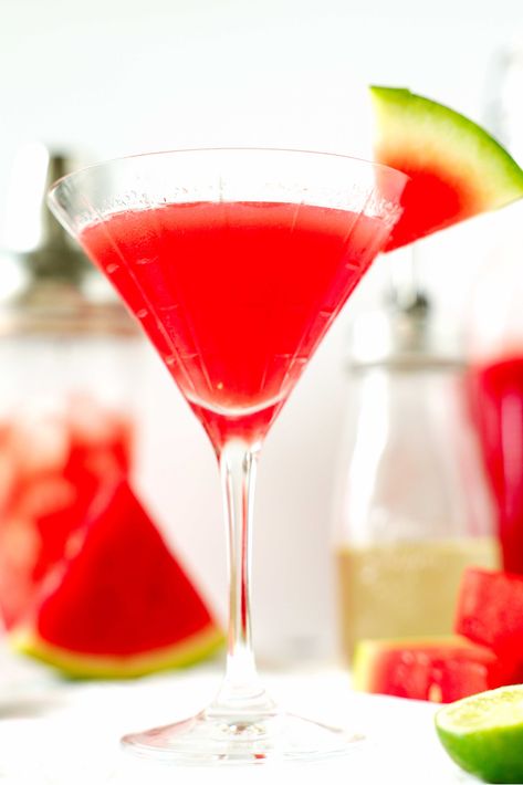 Watermelon Martini Recipe, Fresh Watermelon Juice, Watermelon Martini, Best Watermelon, Peach Daiquiri, Cucumber Vodka, Watermelon Flavor, Watermelon Cocktail, Vodka Lime