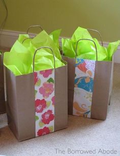 A welcome bag for your family reunion helps those traveling far feel more at home Best Christmas Gift Baskets, Family Reunion Favors, Baby Gift Bag, Christmas Gift Baskets Diy, Brown Paper Bags, Decorated Gift Bags, Friends Couple, Easy Diy Christmas Gifts, Family Reunion Ideas