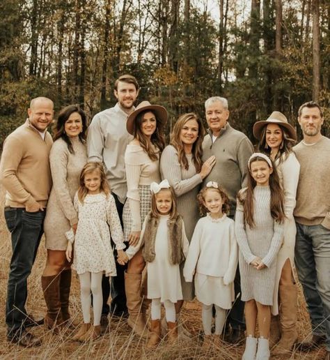 Family Photos Big Family, Large Family Pictures, Large Family Photography, Fall Photoshoot Family, Outdoor Family Pictures, Extended Family Pictures, Large Family Portraits, Family Portrait Outfits, Extended Family Photography