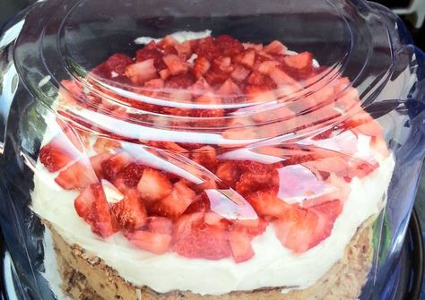 Mostachon Cake Recipe, Mostachon Recipe, Strawberry Meringue Pie, Strawberry Meringue Cake, Mexican Pastry, Mexican Conchas, Strawberry Meringue, Cake Brownies, Meringue Pie Recipes