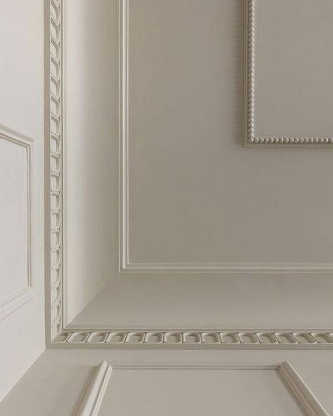 French Crown Molding Ceiling Detail, Ceiling Moulding Design, Bathroom Ceiling Design, Best Pop Design, Detailed Ceiling, Cream Ceiling, Ceiling Cornice, Ceiling Crown, 2024 Interior Design