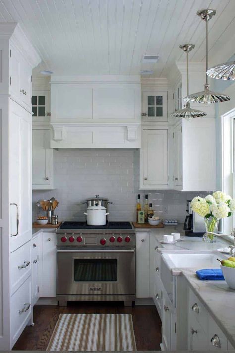 Small White Kitchens, Small Galley Kitchen, Cottage Kitchen Design, Small Cottage Kitchen, Galley Kitchens, Farmhouse Sinks, Kitchen Range Hood, U Shaped Kitchen, Small Farmhouse