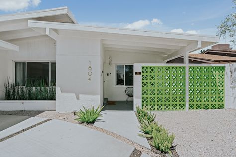 Iconic 1950s Vegas Home is Restored to its Original Glory - Mid Century Home Mid Century Modern Homes Exterior, Mid Century Entryway, Palm Springs Houses, 50s House, Palm Springs Mid Century Modern, Mid Century Modern Exterior, Palm Springs House, Mid Century Exterior, Midcentury House