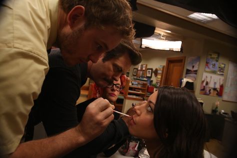 Aubrey Plaza And Chris Pratt, Parks And Rec Behind The Scenes, Aubrey Plaza Chris Pratt, Chris Pratt Aubrey Plaza, Leslie And Ben, Andy And April, Tv Series Quotes, Nick Offerman, Behind The Scenes Photos