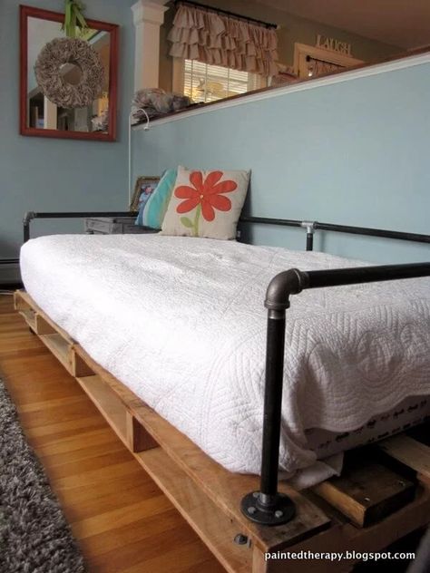 20 DIY Pallet Bed Ideas Shabby Chic Veranda, Pallet Bed Frame Diy, Pallet Bed Frame, Pallet Daybed, Pallet Lounge, Diy Daybed, Diy Pallet Bed, Pallet Beds, Pallet Bed