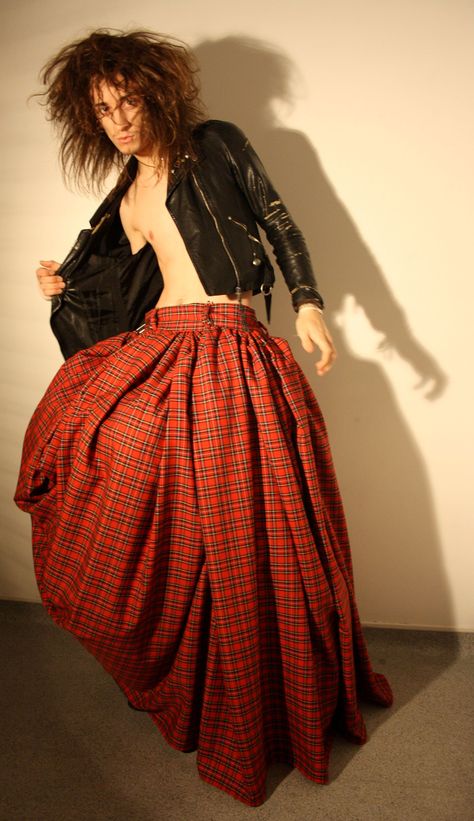 Masculine Skirt Outfit, Men In Long Skirts, Feminine Transmasc, Men Skirt Aesthetic, Maxi Skirt Masculine, Men In Skirts Fashion, Masculine Feminine Fashion, Red Plaid Skirt Outfit, Men's Skirts