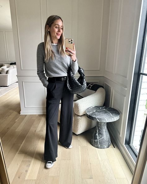 Grey Sweater Outfit Casual, Winter Outfit Travel, Sneakers Winter Outfit, Black Trouser Outfit, Grey Sneakers Outfit, Outfit Ideas With Converse, Outfit With Sneakers, 2025 Style, Crewneck Outfit