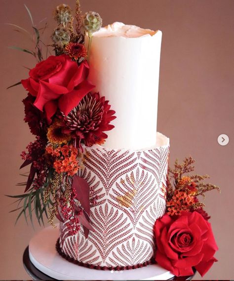 Red And Orange Wedding Cake, Stencil Wedding Cake Designs, Burgandy Cake Design, Stenciled Wedding Cakes, Cake Stencils Buttercream, Red Buttercream Cake, Burnt Orange Wedding Cake, Stencil Cake Design, Red Flower Cake