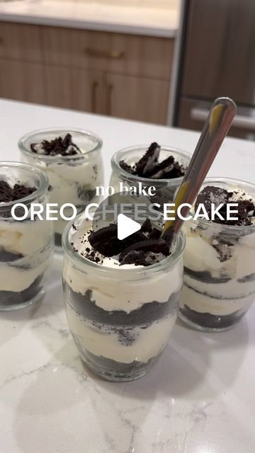 Oreo Cheesecake Ice Cream, Oreo Cake In Cup, Cookies And Cream Dessert Cups, Cheesecake Shooters Recipe, Triffle Desserts Cups, Whipped Cream Recipes Desserts, Cup Dessert Ideas, Easy Oreo Cheesecake Recipes, Quick Treats Easy