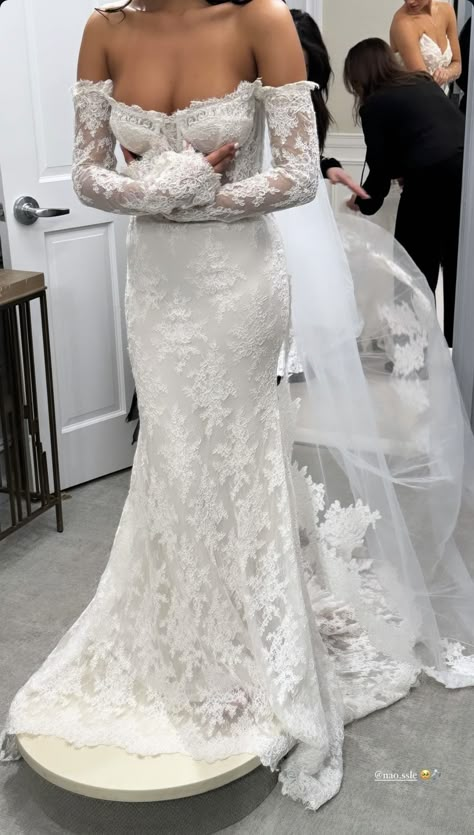 Off Shoulder Wedding Dress, Classy Wedding Dress, Pretty Wedding Dresses, Fancy Wedding Dresses, Makijaż Smokey Eye, White Wedding Dress, Fancy Wedding, Dream Wedding Ideas Dresses, Classy Wedding