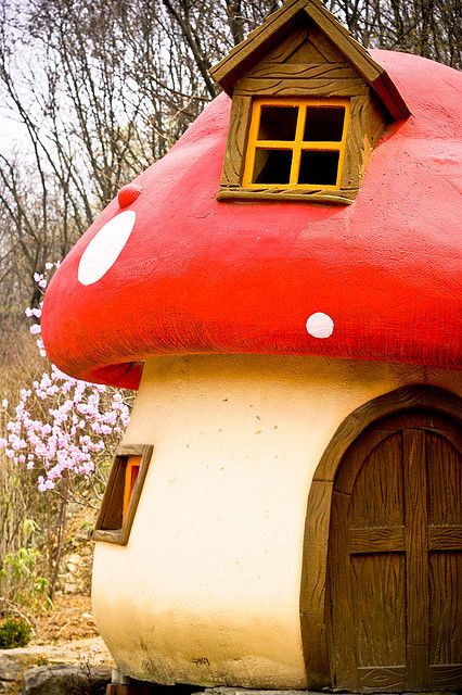 mushroom house Smurf House, Wee Folk Art, Crazy Houses, Unusual Buildings, Fairytale Cottage, Storybook Cottage, Unusual Homes, Cob House, Interesting Buildings