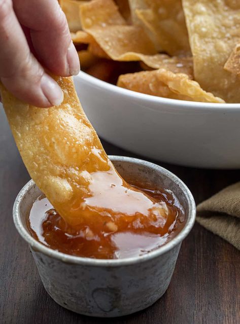 Baked Wontons, Nachos Recipes, Wonton Appetizers, Fried Wonton, Nacho Recipes, Wonton Wrapper Recipes, Wonton Chips, Crispy Wonton, Homemade Chinese Food