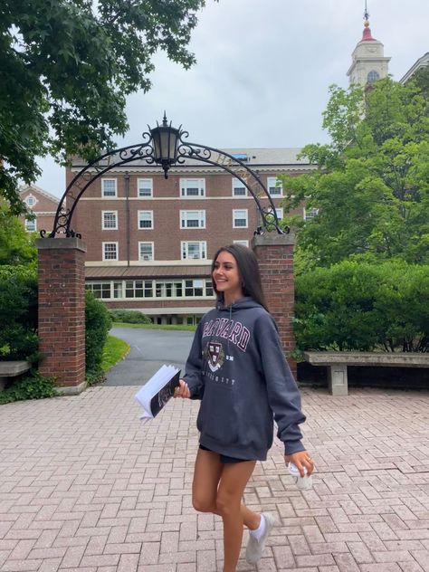 Fall fashion University college Harvard outfit grey sweater back to school aesthetic fresh cool minimalist study Harvard Sweater Outfit, Harvard Aesthetic Outfit, Harvard Outfit, College Harvard, Harvard University Campus, Harvard Sweater, Fashion University, University Outfits, College Lifestyle