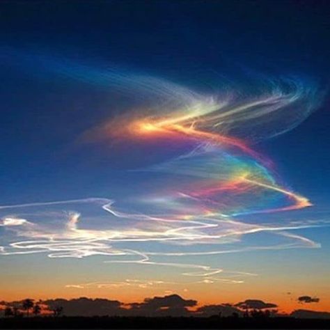 “Fire rainbows” are a rare phenomenon that only occur when the sun is higher than 58° above the horizon and its light passes through cirrus clouds made of ice crystals. At the right alignment, the crystals act as a prism, and refracts the light to look like a rainbow. Futurisme Retro, Wild Weather, Fire Rainbow, Rainbow Sky, Atmospheric Phenomenon, Ice Crystals, Jolie Photo, Natural Phenomena, Sky And Clouds