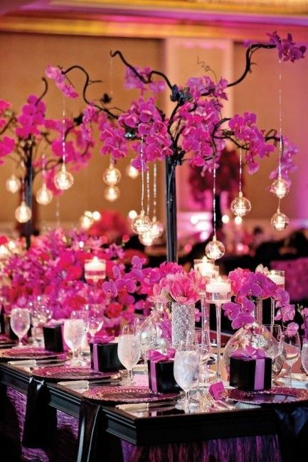 Inspiration pour un mariage fuchsia : la décoration Pink Black Weddings, Magenta Wedding, Flowers And Candles, Hot Pink Weddings, Nail Colors Winter, Party Deco, Mod Wedding, Long Table, Purple Wedding