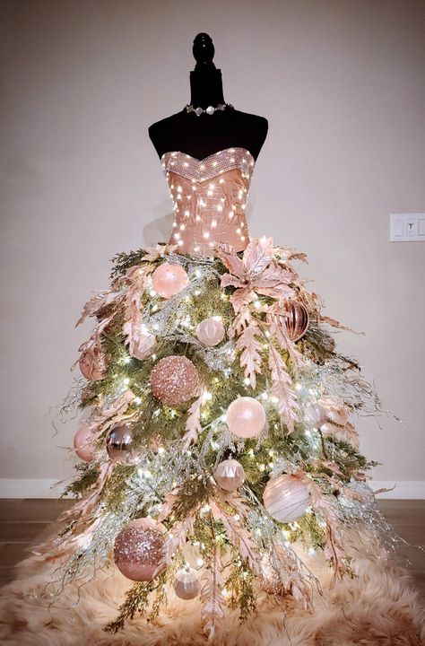 Christmas tree dress Dress Form Decor, Dress Form Christmas Tree, Mannequin Christmas Tree, White Christmas Tree Ideas, Diy Christmas Tree Topper, Christmas Tree Dress, Flocked Christmas Trees Decorated, Minimalist Christmas Tree, Tree Dress