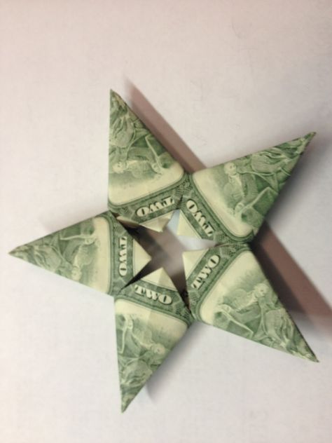 Gift idea... decorative way to give money. Can also make a 6 pt star.  Made By Megan: Money Oragami! Oragami Money, Origami Money, Folding Money, Dollar Origami, Origami Gifts, Dollar Bill Origami, Money Flowers, Origami Star, Creative Money Gifts