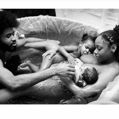 Big Sister Present, Water Birth Photography, Mother Hood, Cute Pregnancy Pictures, Mommy And Baby Pictures, Baby Delivery, Mom Aesthetic, Water Birth, Black Family