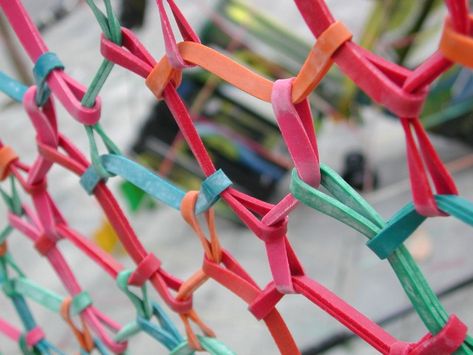 1000+ images about rubber bands on Pinterest | State art, Toys and ... Diy Rubber Band Crafts, Rubber Band Art Projects, Rubber Architecture, Rubber Band Art, Plastik Recycling, Chainlink Fence, Courses To Learn, Rubber Band Crafts, Band Art