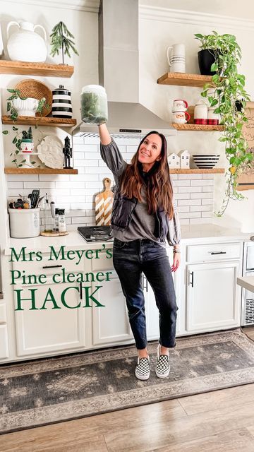 Alissa | DIY • CLEANING on Instagram: "Testing out the Mrs. Meyer’s pine cleaner hack- I hope it works because I love the smell 🌲🌲 if you want to test this out with me do it before Christmas if finding pine is an issue where you live! I grabbed some pine branches from the free bin at Lowe’s and a container from the dollar store - a big mason jar would work great too (I didn’t have one) Pull the branches apart into smaller pieces - my kitchen smelled amazing doing this (apparently spruce have the strongest smell) and stuff them into your container. Next pour in distilled white vinegar and cover the pieces. Put the mixture somewhere dark and dry and forget about it . Now we wait a few weeks- long enough for the pine to infuse through the vinegar. Stay tuned for the next steps 🌲🌲🤞🤞 #h Pine Cleaner, Pine Tree Cleaner, Pine Needle Cleaner Diy, Diy Pinesol Cleaner, All Natural Pine Cleaner, Homemade Pine Needle Cleaner, Deep Cleaning Checklist, Kitchen Smells, Pine Branch