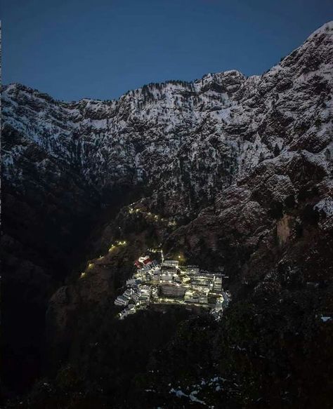 A Shot of Vaishno Devi Shrine from Bhairo Ghati. 😍  "Jai Mata Di"   Join - Royal attitude status Mata Vaishno Devi Katra, Mata Vaishno Devi Wallpaper, Vaishno Devi Wallpapers Hd, Human Chalisa, Vaishno Devi Wallpapers, Jai Mata Di Wallpaper, Amba Mataji Images, Vaishno Devi Temple, Katra Jammu