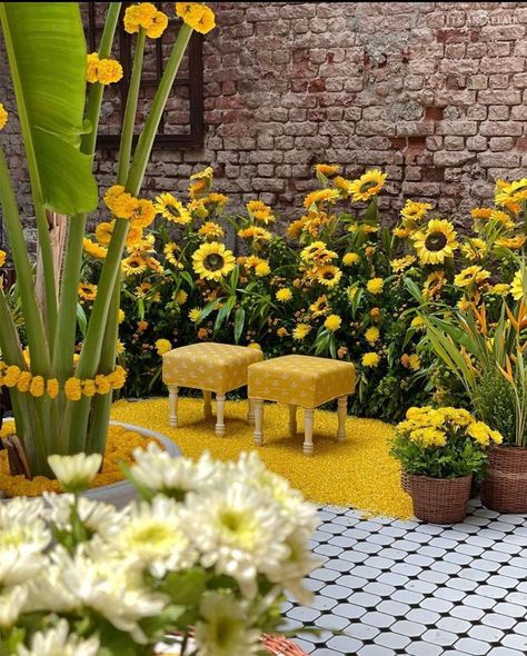 Sunflower Backdrop, Haldi Backdrop, Flower Garland Diy, Haldi Decor, Haldi Outfits, Backdrop Decor, Master Decor, Backdrop Design, Wedding Crafts