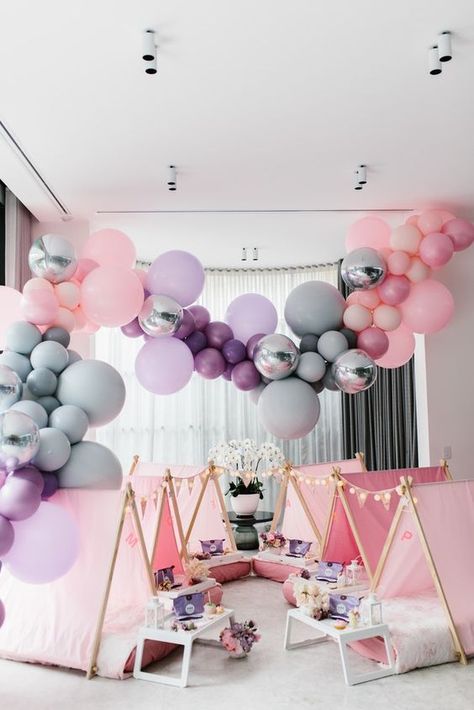 Everything You Need To Know About A DIY Sleepover Party – Party Ideas Girls Sleepover Party, Sleepover Tents, Birthday Sleepover Ideas, Glamping Birthday, Slumber Party Birthday, Pyjamas Party, Glamping Party, Pijama Party, Teepee Party