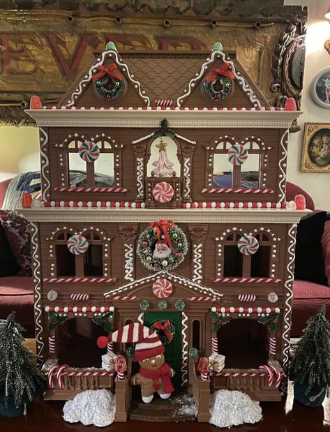 Group Gingerbread House Making, Plastic Dollhouse Makeover Diy, Gingerbread Dollhouse Makeover, Christmas Dollhouse Makeover, Dollhouse Gingerbread House Diy, Plastic Dollhouse Makeover, Doll House Haunted House, Christmas Dollhouse Diy, Make A Doll House