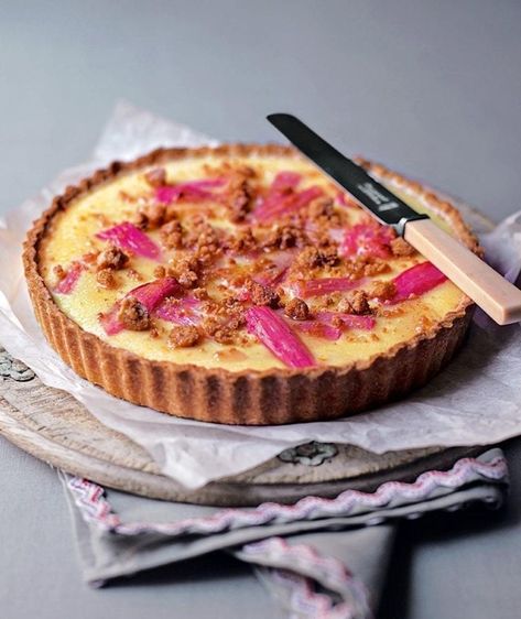 If you can't decide whether to make a tart or crumble then make this fabulous rhubarb and custard crumble tart which combines the two desserts. Custard Crumble, Crumble Tart, Rhubarb Custard, Rhubarb Crumble, Sweet Pies, Rhubarb And Custard, Custard Powder, Custard Tart, Slow Cooker Desserts