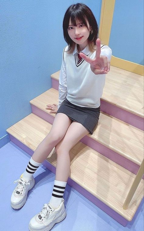 Perspective Drawing Reference Photos, Pose Reference Photo Female, Kawaii Poses, Idol Poses, Sitting Pose Reference, Female Pose Reference, Body Reference Poses, Sitting Poses, Human Poses Reference