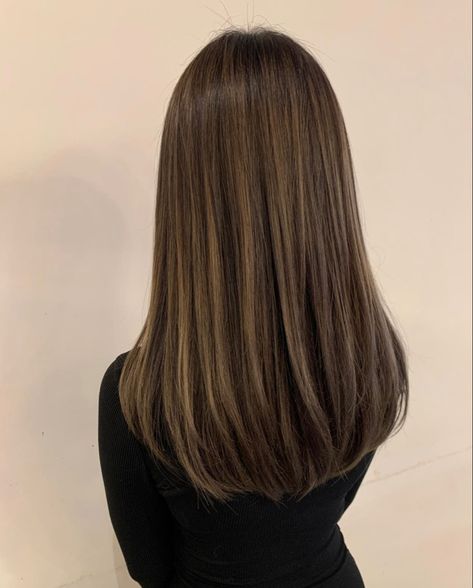 Long Bangs Straight Hair Mid Length, Rounded Long Hair, Cute Haircuts Shoulder Length, Haircuts For Long Hair With Names, Healthy Mid Length Hair, Mid Hair Length Straight, Cute Haircuts No Layers, Subtle Front Layers, Straight Haircut No Layers