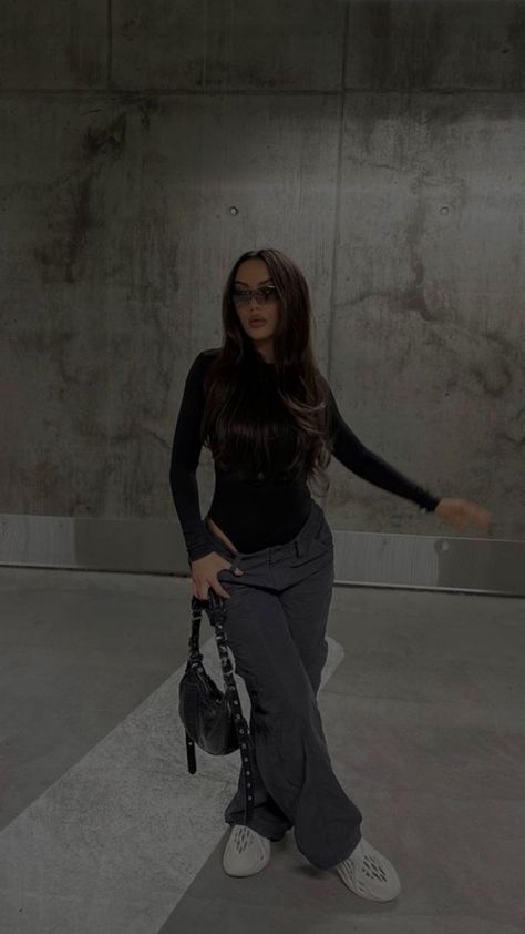 Onyx Yeezy Slide Outfit Women, Black Yeezy 500 Outfit, Black Yeezy 350 Outfit Women, Onyx Yeezy Slide Outfit, Outfits With Yeezys, Yeezy 700 Outfit Women, Yeezy 500 Outfit Women, Slide Outfits, Yeezy Fits