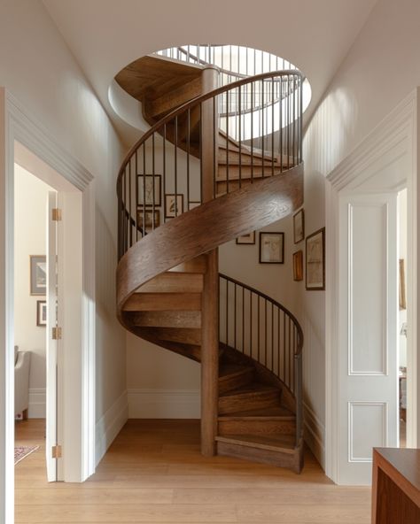 Space Saving Staircase, Round Stairs, Staircase Makeover, Wooden Staircases, Spiral Stairs, House Stairs, Spiral Staircase, Staircase Design, Stairs Design