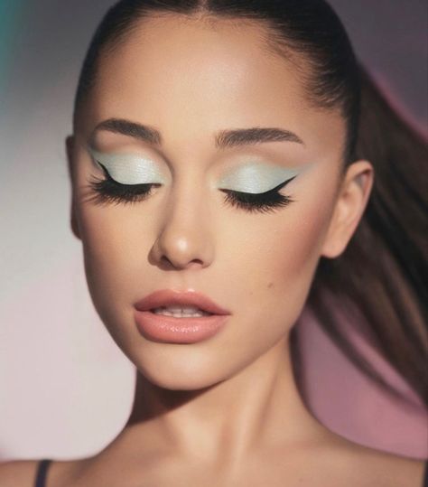 Ariana Grande Nose, Ariana Grande Hair Color, Ariana Grande Eyes, Ariana Grande Makeup, Ariana Grande Hair, Rem Beauty, Ariana Grande News, Space Makeup, R E M Beauty