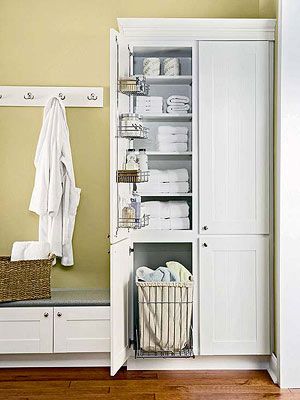 Cut Clutter in Your Bathroom - Bathroom Organization Tips Makeover Kamar Mandi, Bathroom Linen Closet, Bathroom Closet Organization, Organizing Linens, Linen Cabinets, Charming Cottage, Bathroom Linen Cabinet, Linen Closet Organization, Decor Baie