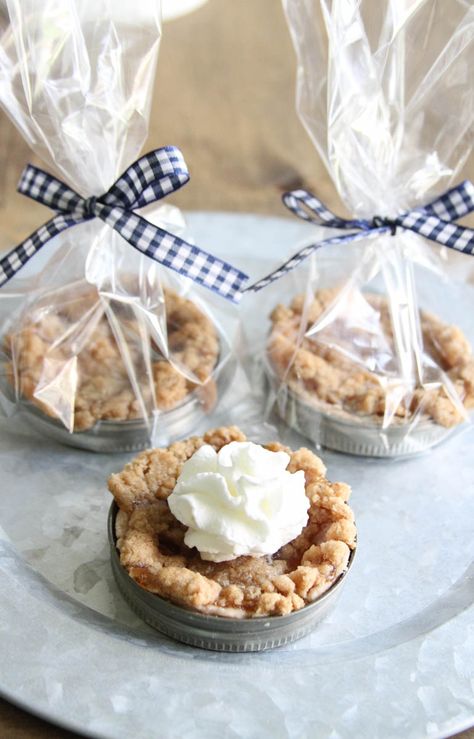 Mason Jar Pie Party Favors Mason Jar Treats, Jar Lid Pies, Mason Jar Lid Pies, Pies For Thanksgiving, Thanksgiving Mason Jar, Mason Jar Pies, Jar Desserts, Mason Jar Desserts, Mason Jar Lid