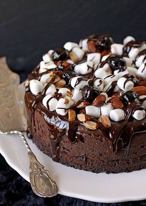 Rocky Road Cheesecake, Best Chocolate Cheesecake, Rocky Road Cake, Road Cake, Chocolate Cheesecake Recipes, Think Food, Rocky Road, Chocolate Sauce, Chocolate Cheesecake