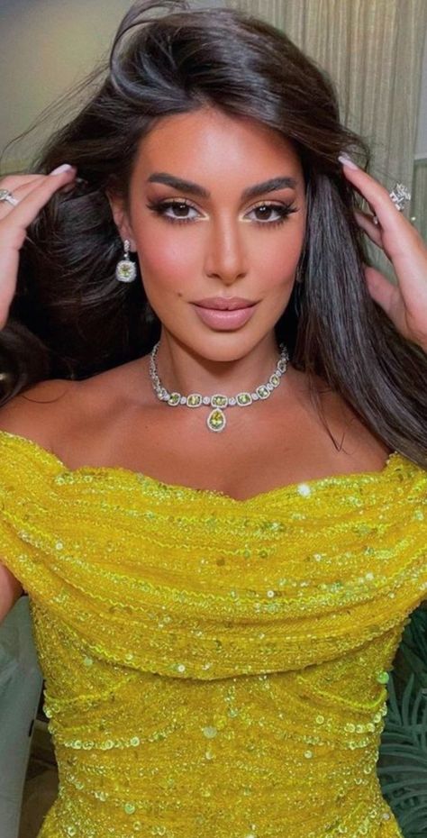 Yellow Dress Eye Makeup, Yellow Prom Dress Makeup, Prom Makeup Yellow Dress, Yellow Dress Makeup Look, Makeup On Yellow Dress, Prom Makeup For Yellow Dress, Yellow Dress Makeup Ideas, Makeup Yellow Dress, Makeup For Yellow Dress