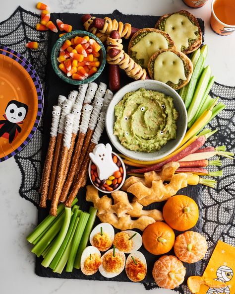 Here's How to Make a Halloween Snack Board | Kitchn Halloween Snack Board, Snack Halloween, Easy Homemade Snacks, Halloween Punch, Halloween Foods, Halloween Snack, Filling Snacks, Party Appetizers Easy, Snack Board